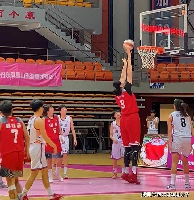 战报湖人20分惨败鹈鹕 詹姆斯34+6老六4抢断锡安26分NBA常规赛继续进行，洛杉矶湖人队（17胜17负）吞下连败。